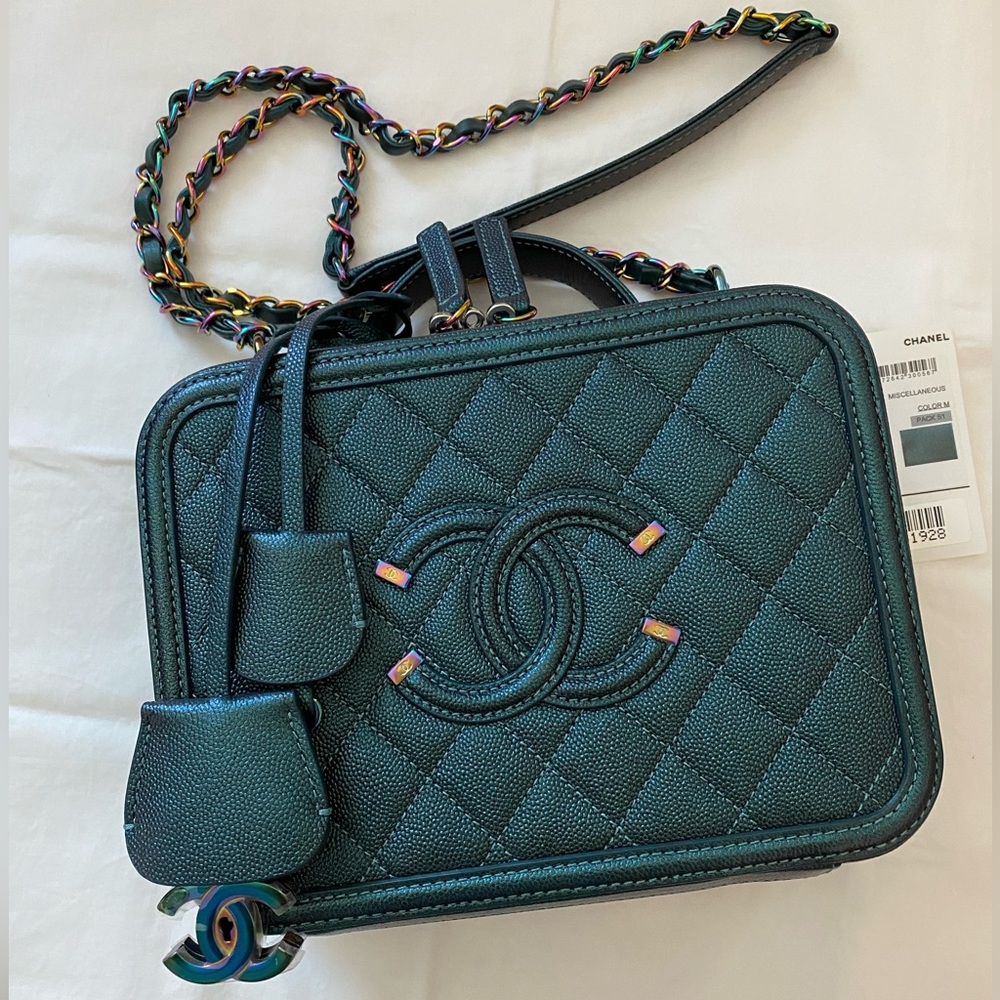 CHANEL
Iridescent Caviar Quilted Medium CC Filigree Vanity Case Dark Turquoise